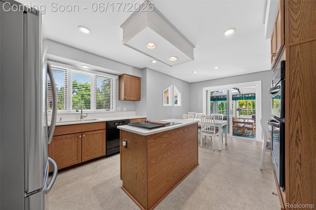 1236 Chaffer Drive, Rochester Hills, MI 48306