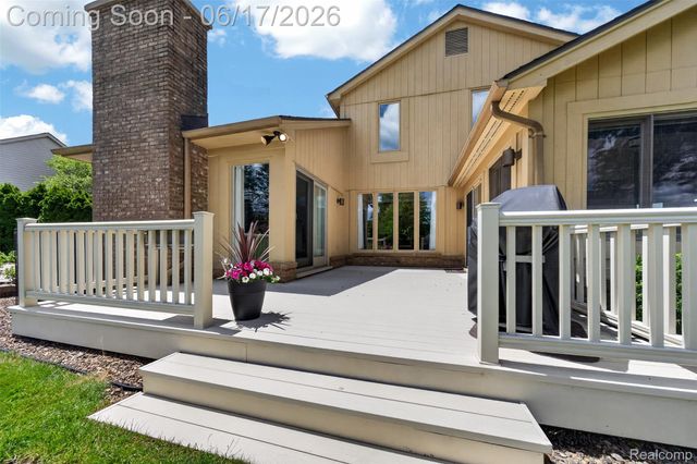 1236 Chaffer Drive, Rochester Hills, MI 48306