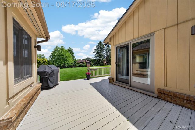 1236 Chaffer Drive, Rochester Hills, MI 48306