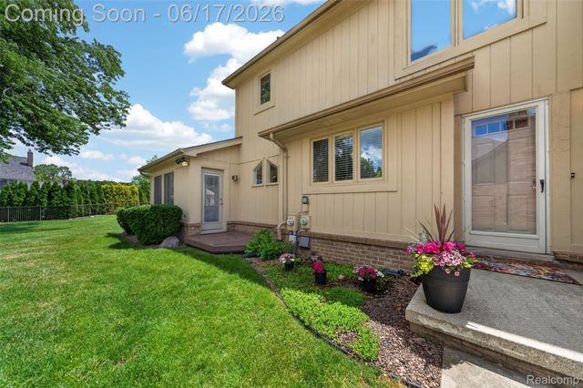 1236 Chaffer Drive, Rochester Hills, MI 48306