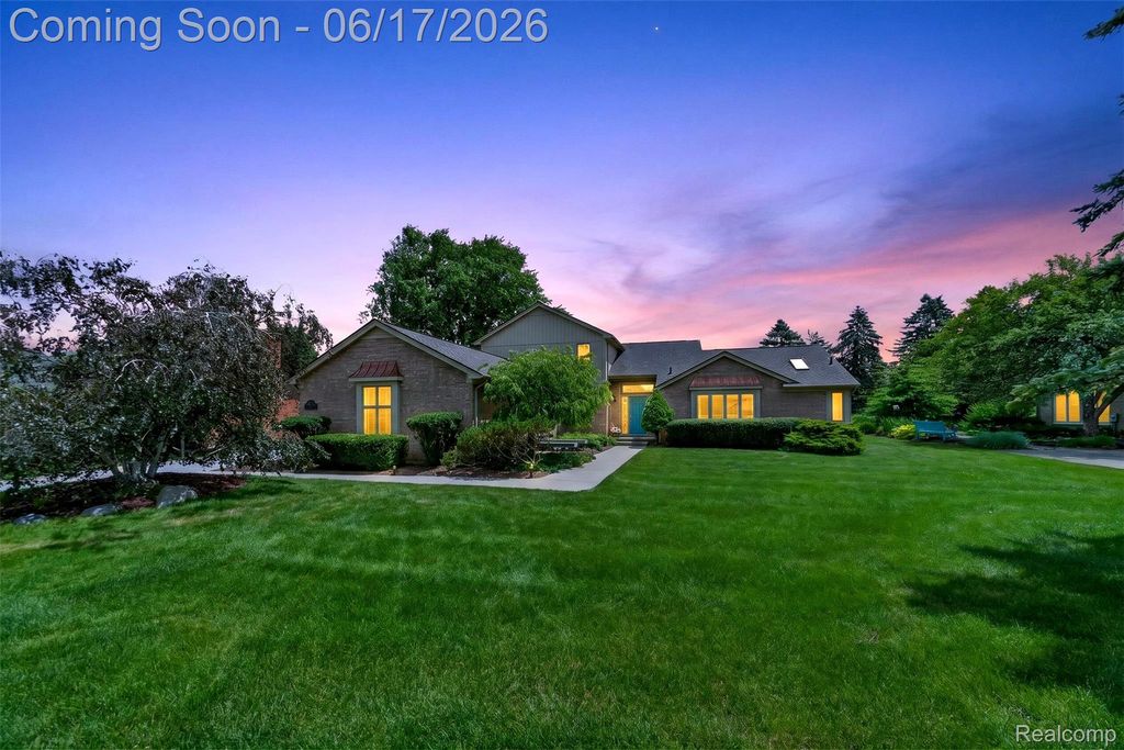 1236 Chaffer Drive, Rochester Hills, MI 48306