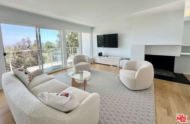 8376 Hollywood Boulevard, Los Angeles, CA 90069