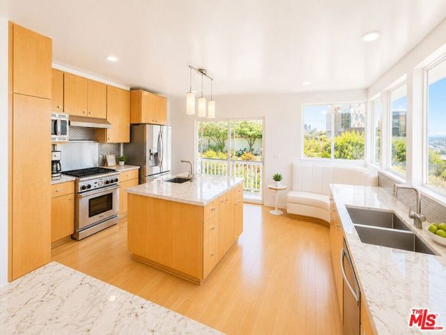 8376 Hollywood Boulevard, Los Angeles, CA 90069