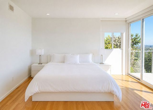 8376 Hollywood Boulevard, Los Angeles, CA 90069