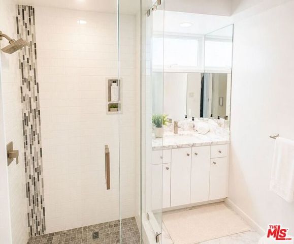 8376 Hollywood Boulevard, Los Angeles, CA 90069