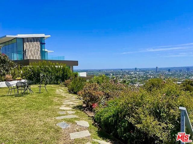 8376 Hollywood Boulevard, Los Angeles, CA 90069