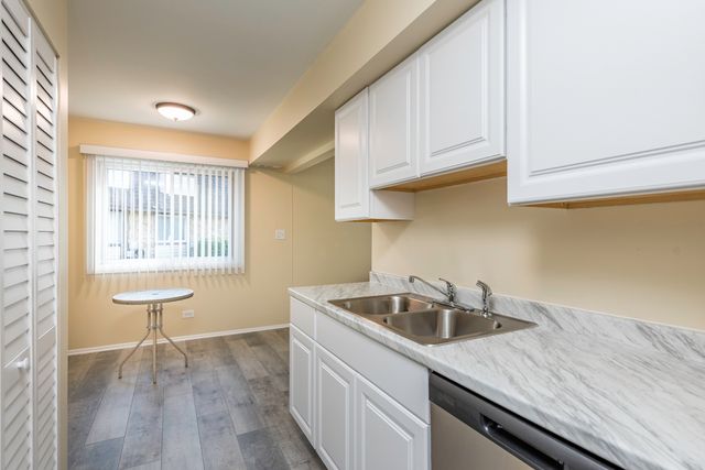 2634 Woodview Court, Waukegan, IL 60087