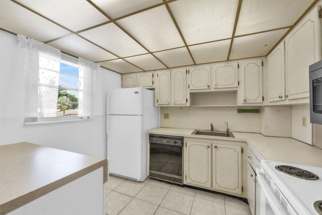 301 Cambridge Road 202, Hollywood, FL 33024