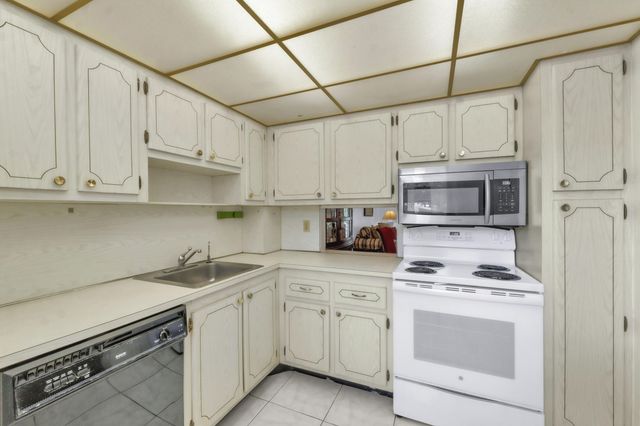 301 Cambridge Road 202, Hollywood, FL 33024