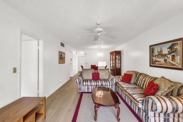 301 Cambridge Road 202, Hollywood, FL 33024