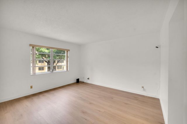 301 Cambridge Road 202, Hollywood, FL 33024