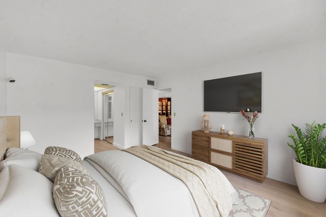 301 Cambridge Road 202, Hollywood, FL 33024