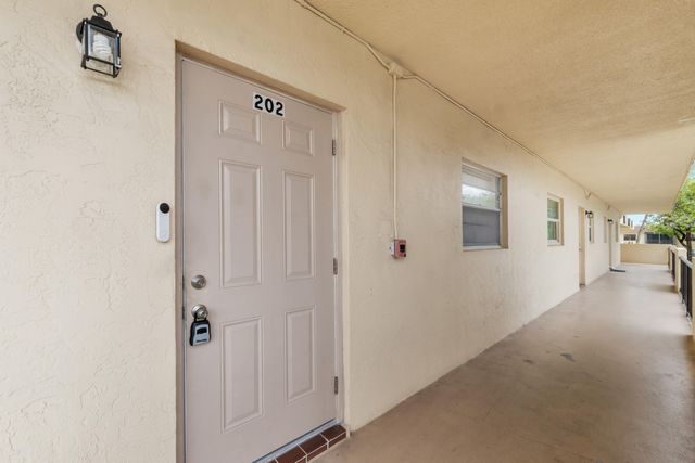 301 Cambridge Road 202, Hollywood, FL 33024