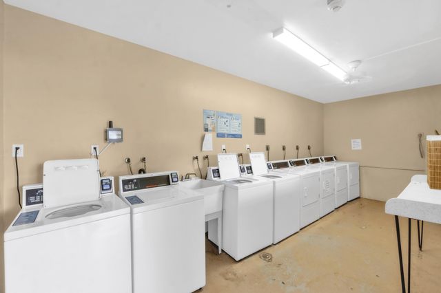 301 Cambridge Road 202, Hollywood, FL 33024