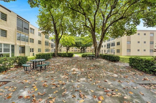 301 Cambridge Road 202, Hollywood, FL 33024