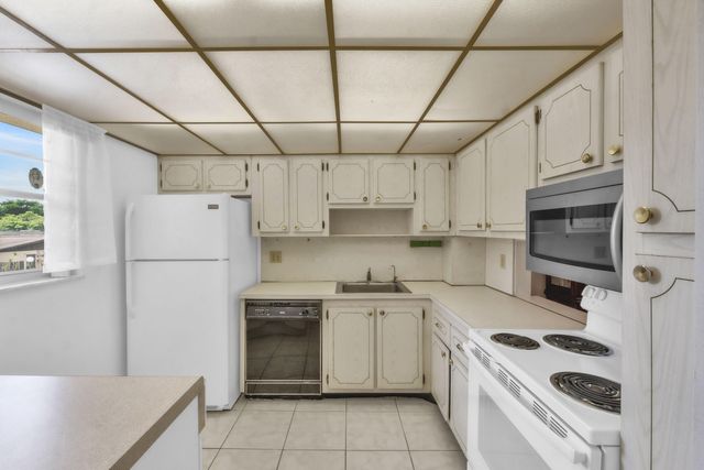 301 Cambridge Road 202, Hollywood, FL 33024