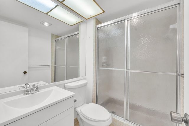 301 Cambridge Road 202, Hollywood, FL 33024