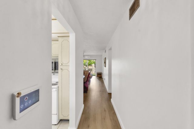 301 Cambridge Road 202, Hollywood, FL 33024