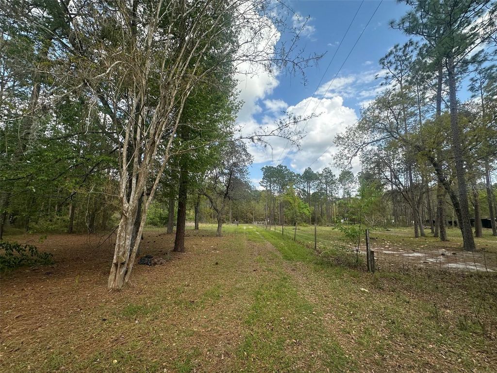 Image 11 of property listing at 3700 SW 189TH AVENUE, Dunnellon, FL 34432