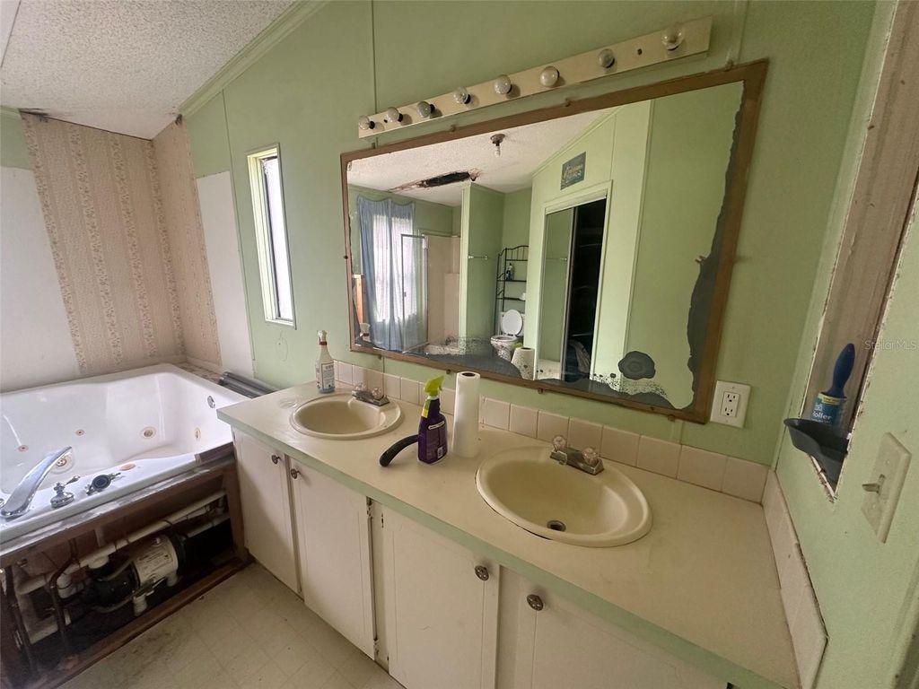 Image 31 of property listing at 3700 SW 189TH AVENUE, Dunnellon, FL 34432