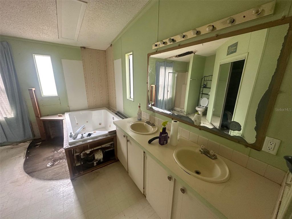 Image 32 of property listing at 3700 SW 189TH AVENUE, Dunnellon, FL 34432