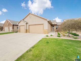8111 S Seven Oaks Dr, Sioux Falls, SD 57108