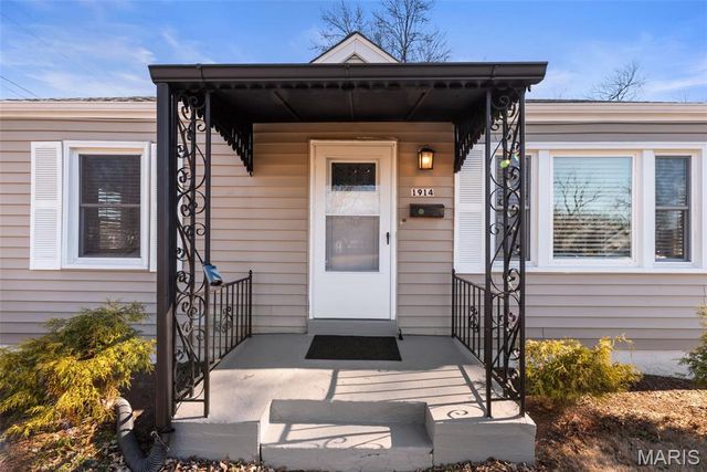 1914 Overland Drive, St Louis, MO 63114