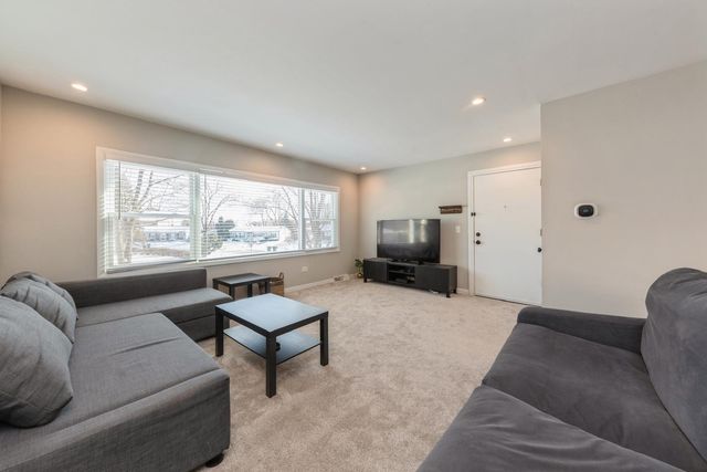 856 E Capri Drive 2, Palatine, IL 60074