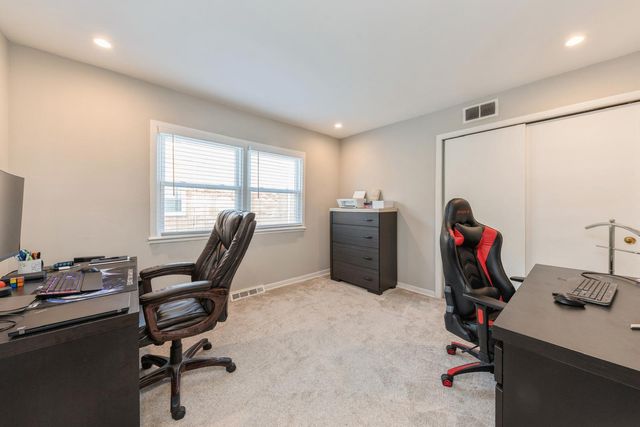 856 E Capri Drive 2, Palatine, IL 60074