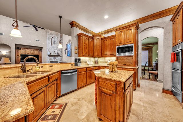 2717 S Shady Lane, Arlington, TX 76001