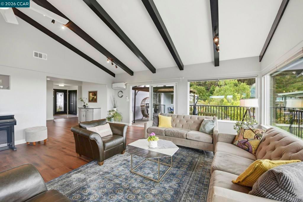 Image 16 of property listing at 10570 Englewood Dr, Oakland, CA 94605