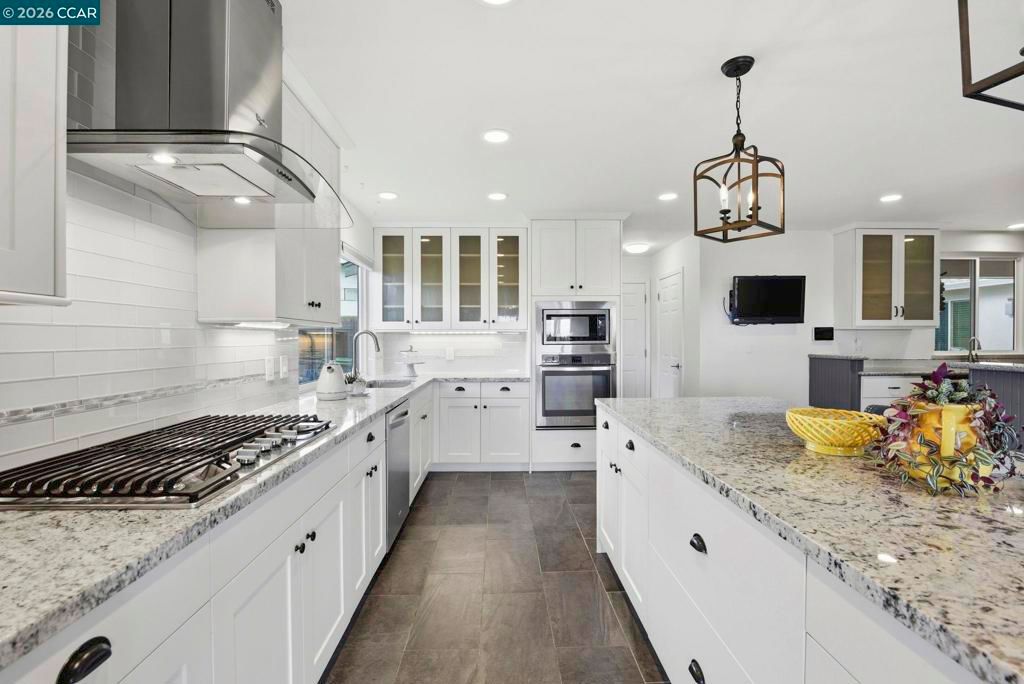 Image 19 of property listing at 10570 Englewood Dr, Oakland, CA 94605