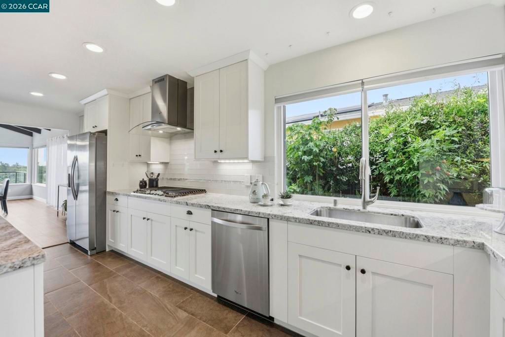 Image 20 of property listing at 10570 Englewood Dr, Oakland, CA 94605