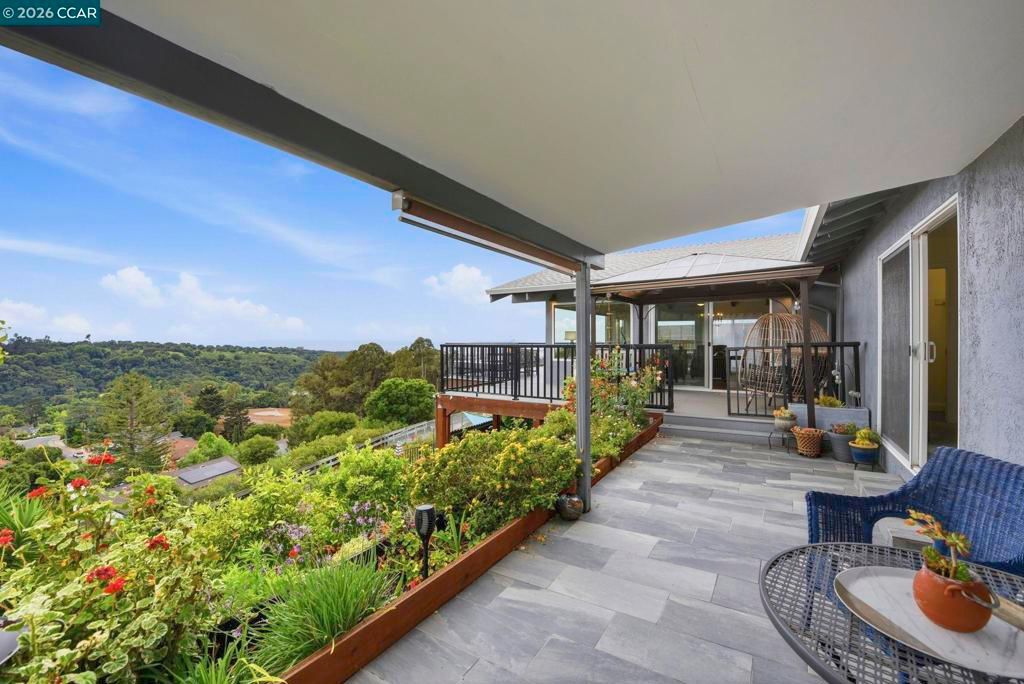 Image 26 of property listing at 10570 Englewood Dr, Oakland, CA 94605