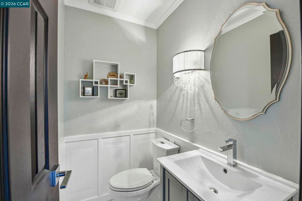 Image 39 of property listing at 10570 Englewood Dr, Oakland, CA 94605