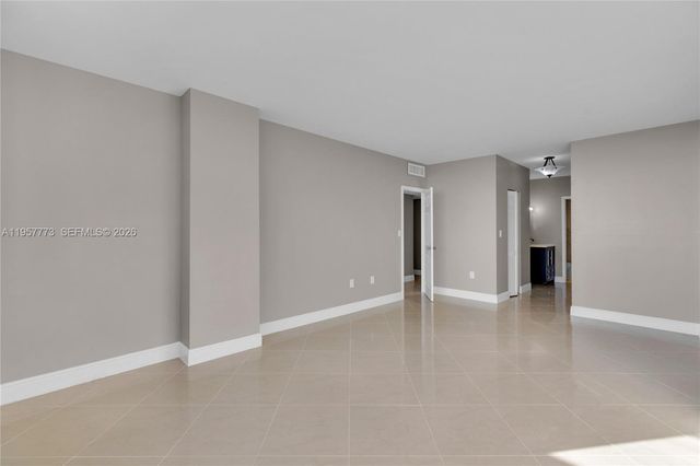 300 Bayview Dr PH-06, Sunny Isles Beach, FL 33160