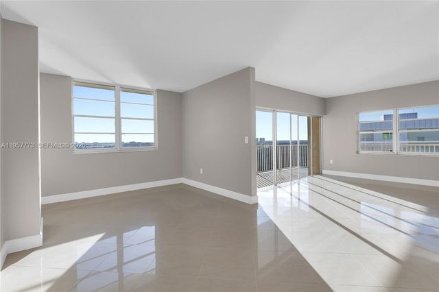 300 Bayview Dr PH-06, Sunny Isles Beach, FL 33160