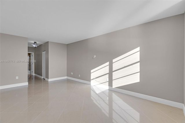 300 Bayview Dr PH-06, Sunny Isles Beach, FL 33160