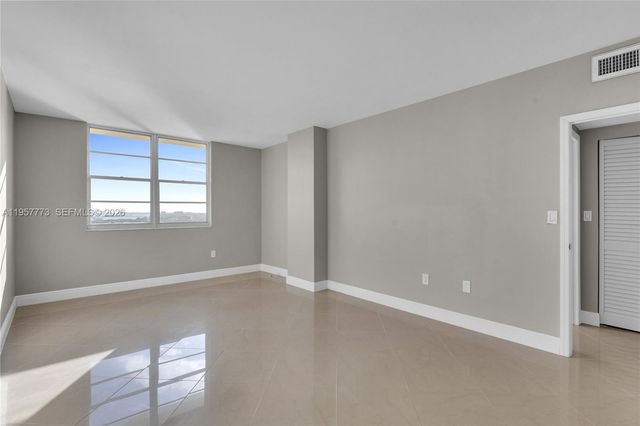 300 Bayview Dr PH-06, Sunny Isles Beach, FL 33160