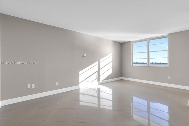 300 Bayview Dr PH-06, Sunny Isles Beach, FL 33160