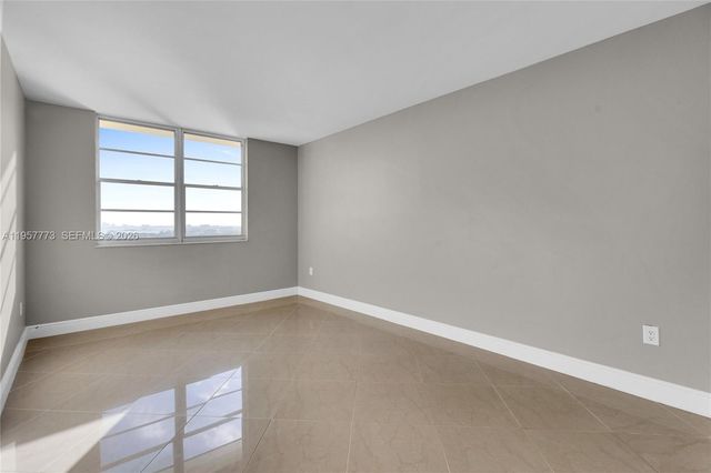 300 Bayview Dr PH-06, Sunny Isles Beach, FL 33160