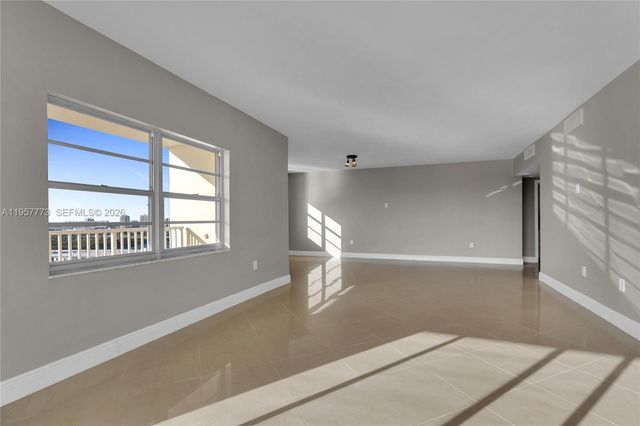 300 Bayview Dr PH-06, Sunny Isles Beach, FL 33160