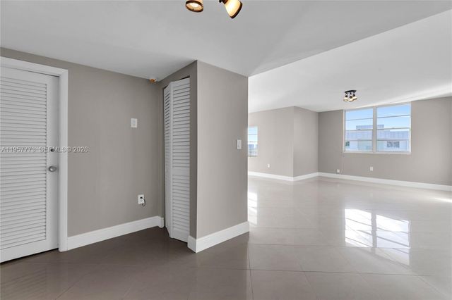 300 Bayview Dr PH-06, Sunny Isles Beach, FL 33160