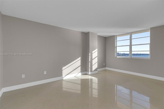 300 Bayview Dr PH-06, Sunny Isles Beach, FL 33160