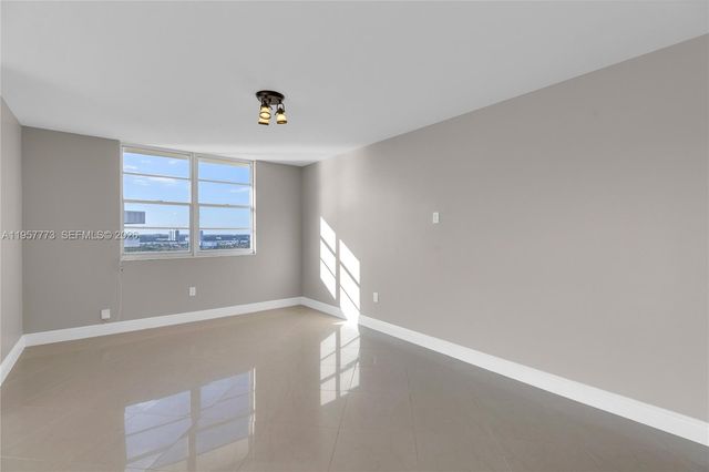 300 Bayview Dr PH-06, Sunny Isles Beach, FL 33160