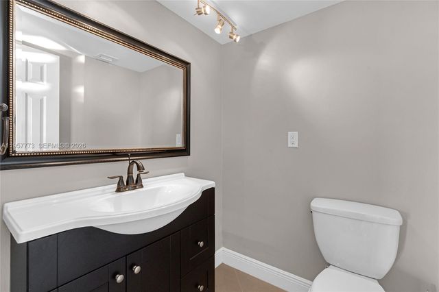 300 Bayview Dr PH-06, Sunny Isles Beach, FL 33160
