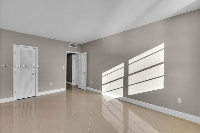 300 Bayview Dr PH-06, Sunny Isles Beach, FL 33160