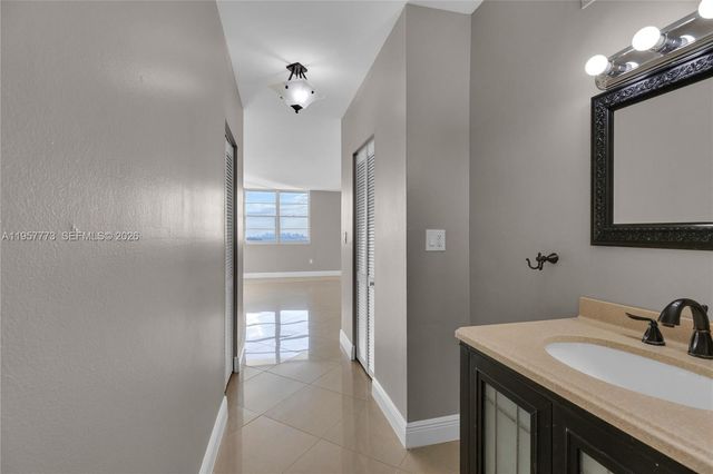 300 Bayview Dr PH-06, Sunny Isles Beach, FL 33160