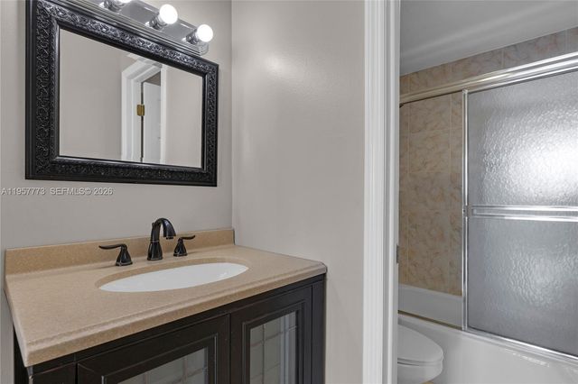 300 Bayview Dr PH-06, Sunny Isles Beach, FL 33160