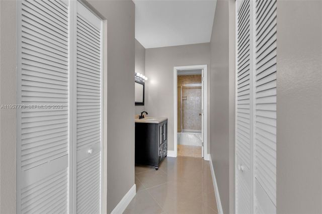 300 Bayview Dr PH-06, Sunny Isles Beach, FL 33160